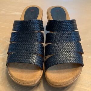 Women’s Rialto Black woven faux leather slide sandals - one flaw on corner heel
